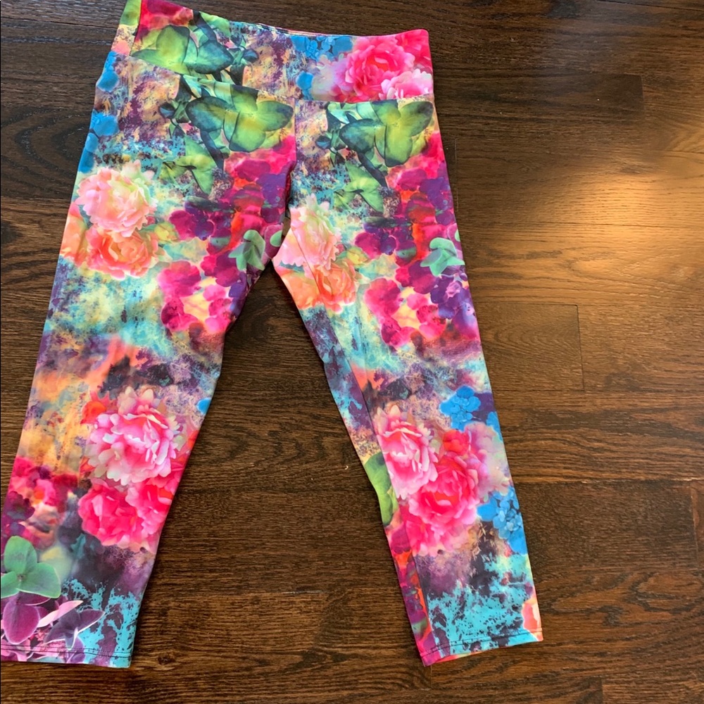 Floral work out leggings, cropped at calf.